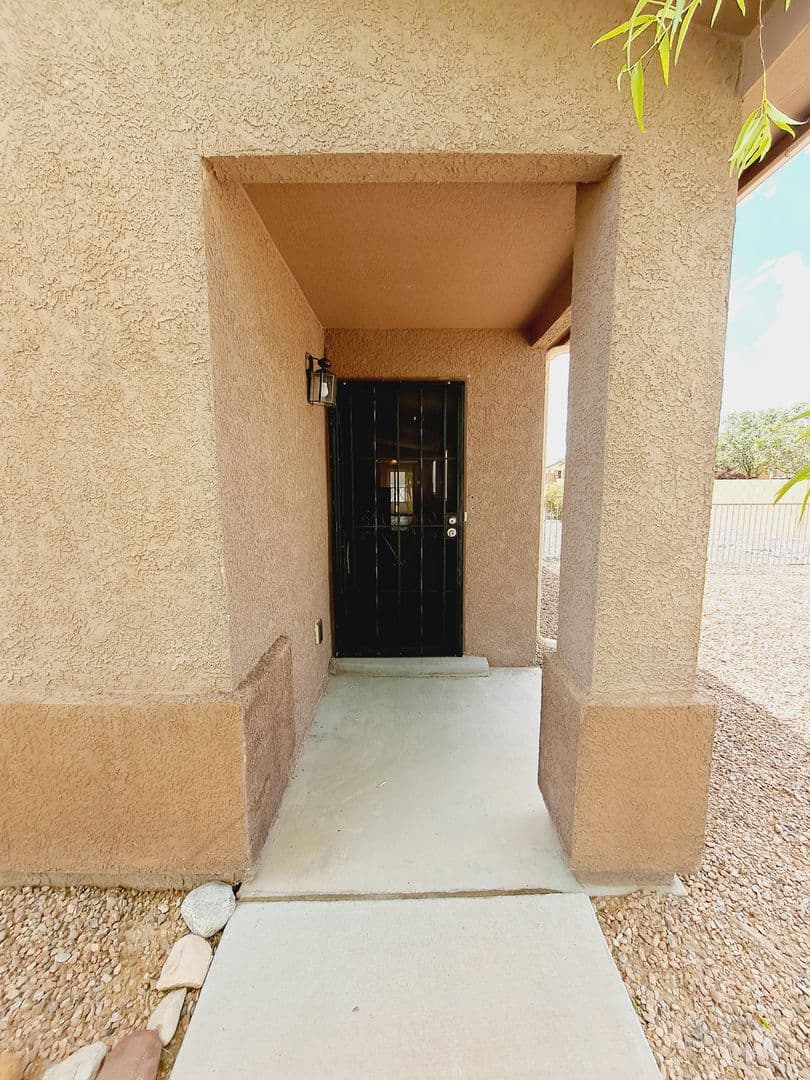 Los Lunas House: 671 Purple Aster Ave SW