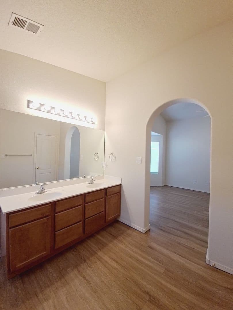 Los Lunas House: 750 Blue Sage Ave SW