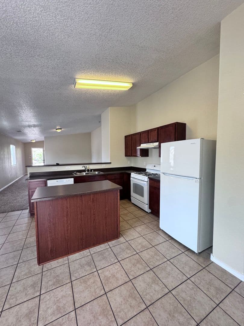 Los Lunas House: 671 Purple Aster Ave SW