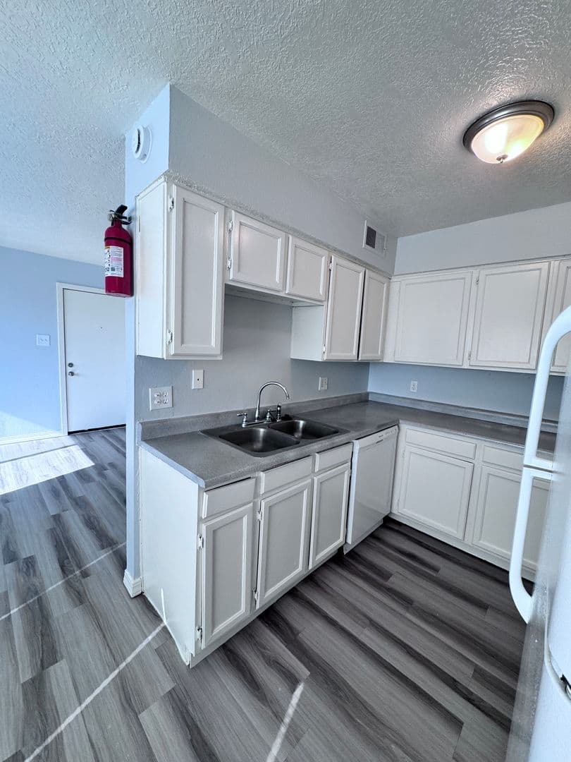 Los Lunas Apartment: 250 Village Dr