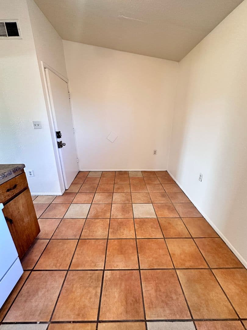 Albuquerque Apartment: 3800 Flora Vista Ave SW