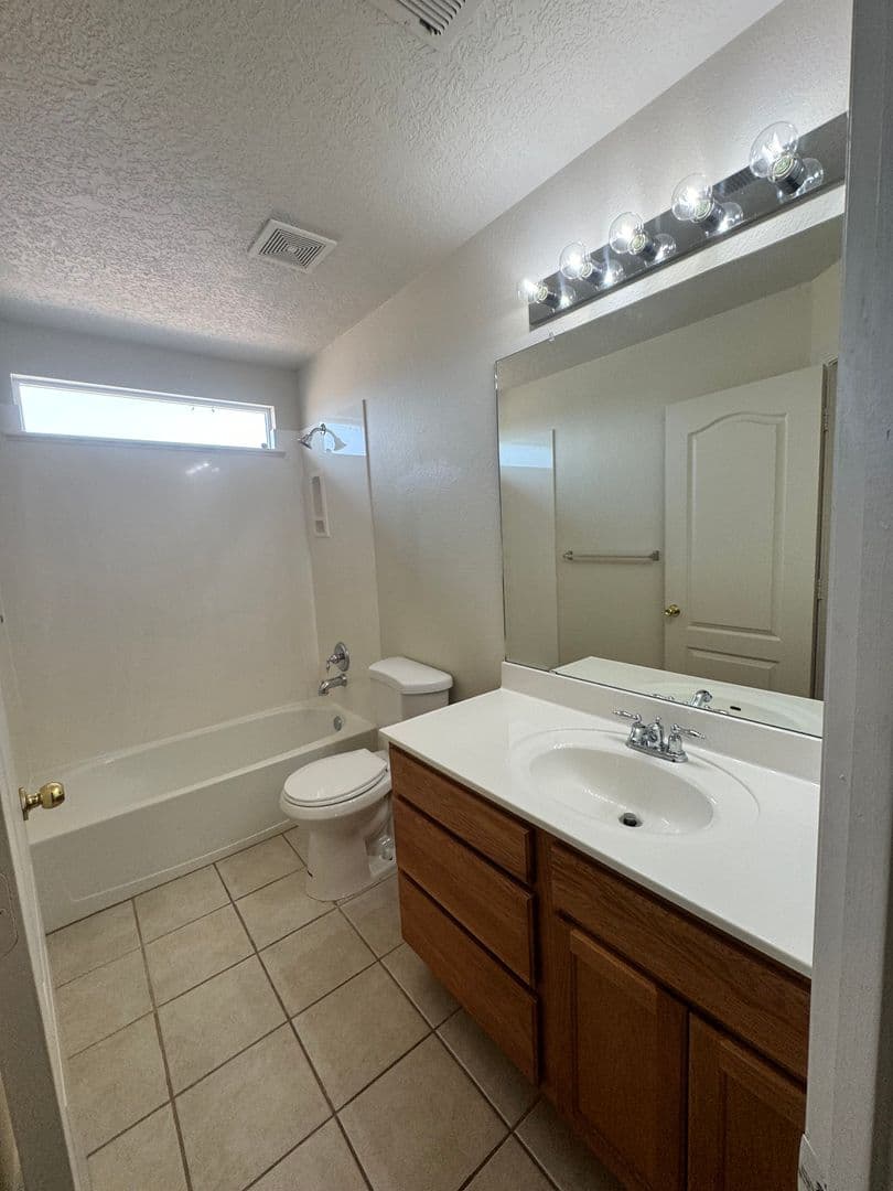 Los Lunas House: 520 Rain Lily Road SW