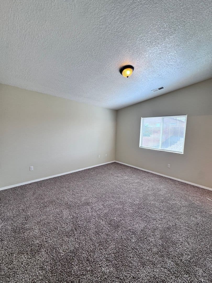 Los Lunas House: 671 Purple Aster Ave SW