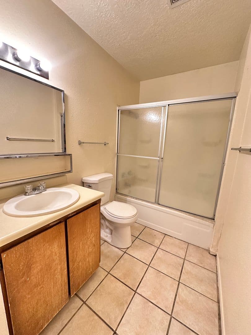 Albuquerque Apartment: 3800 Flora Vista Ave SW