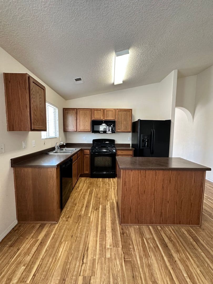Los Lunas House: 841 Purple Aster SW