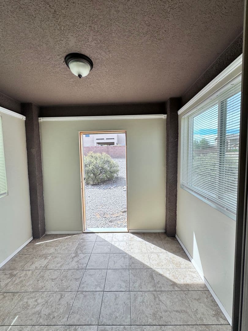 Los Lunas House: 671 Purple Aster Ave SW