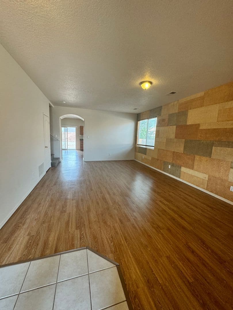 Los Lunas House: 520 Rain Lily Road SW