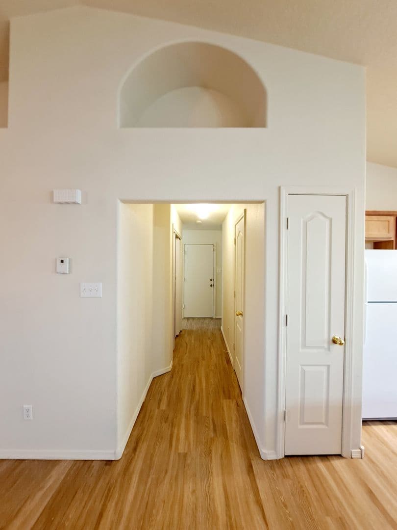 Los Lunas House: 750 Blue Sage Ave SW
