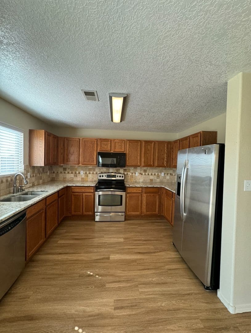 Los Lunas House: 670 Purple Aster Ave SW