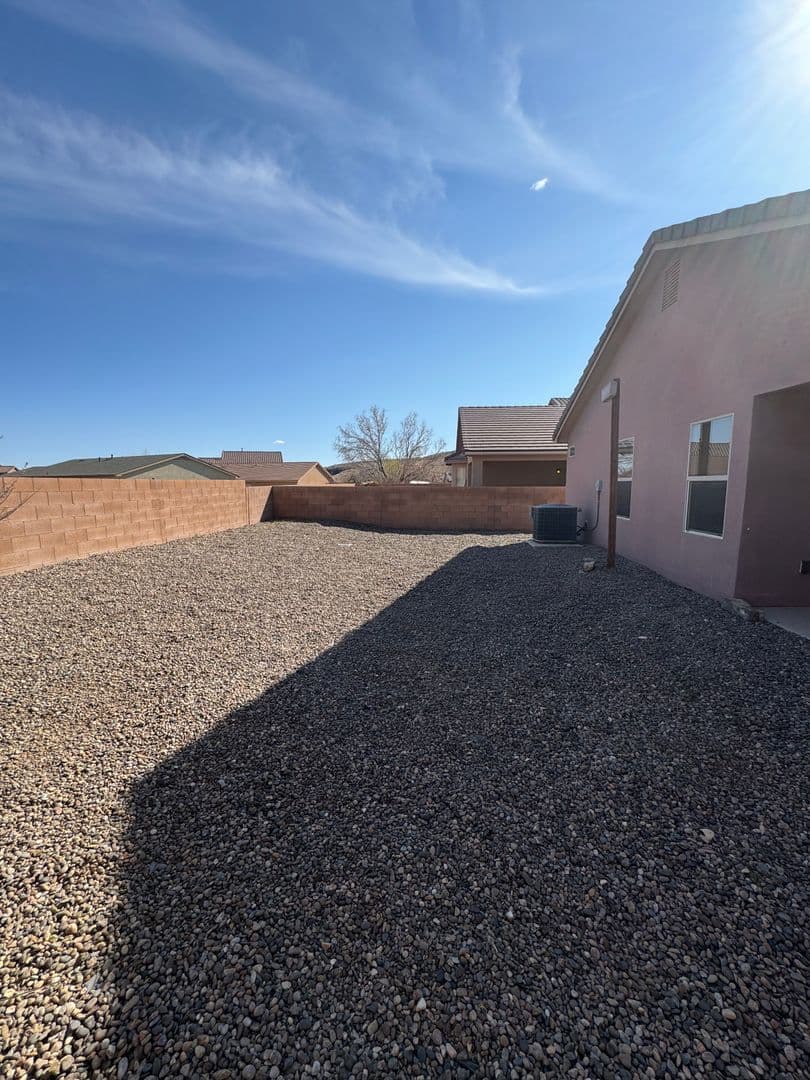 Los Lunas House: 750 Purple Aster Ave SW