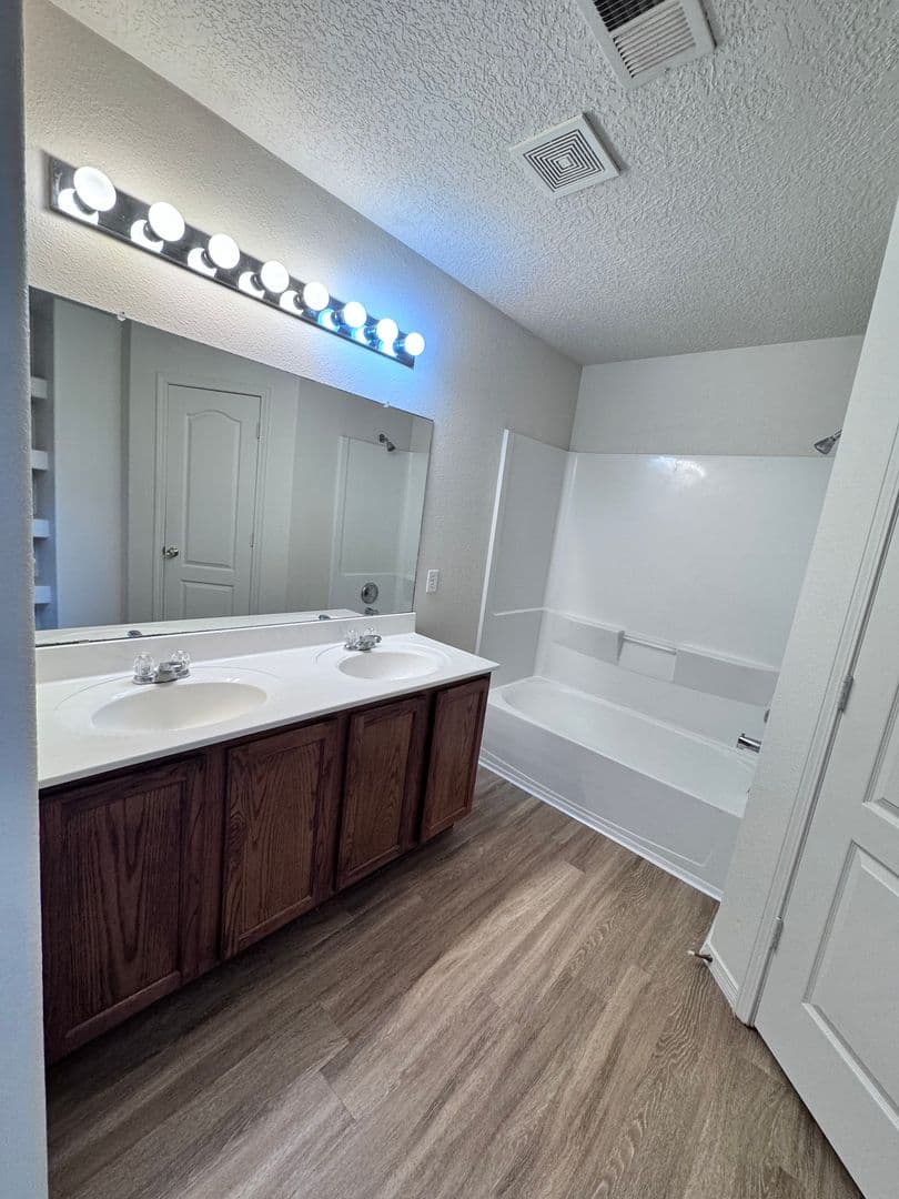 Los Lunas House: 720 Bear Grass Ave SW