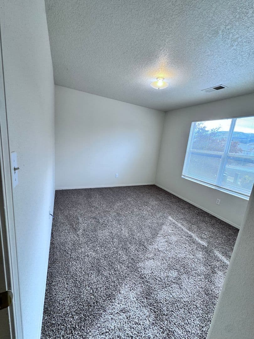 Los Lunas House: 720 Bear Grass Ave SW