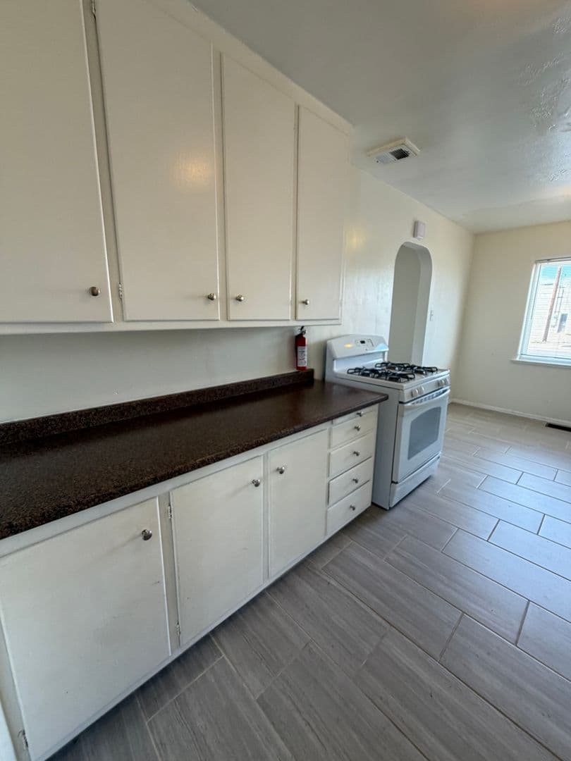 Albuquerque Apartment: 6104 Zuni Road SE