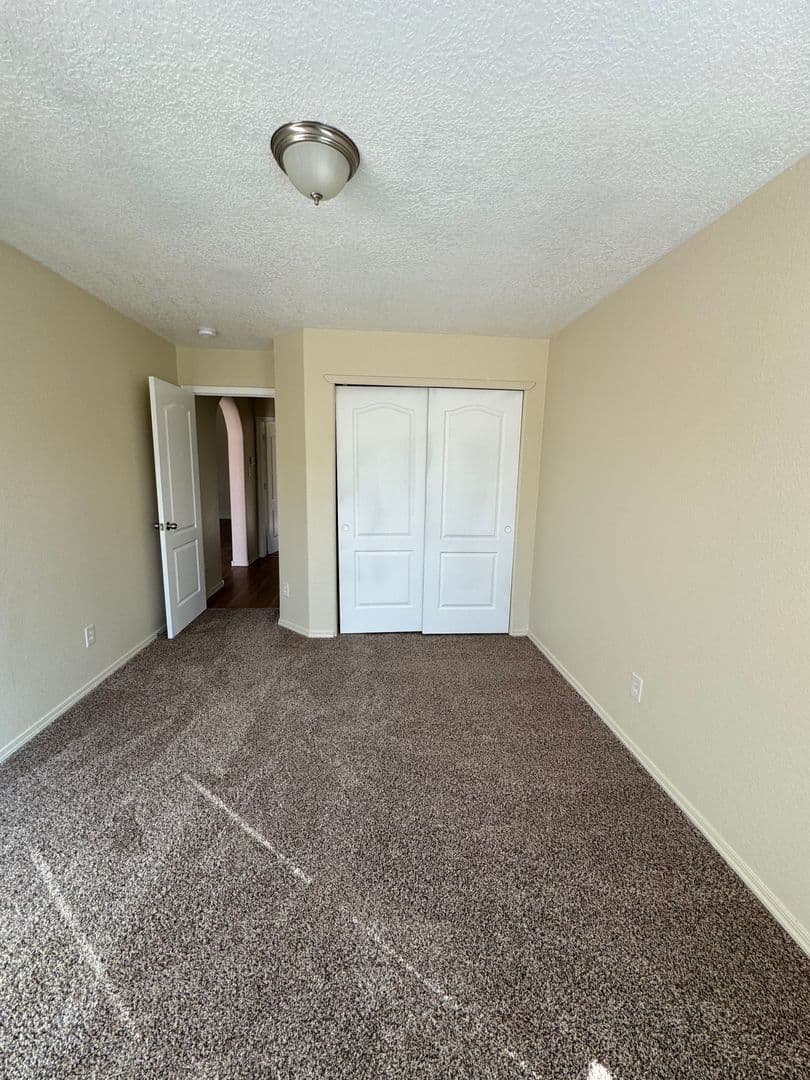 Los Lunas House: 750 Purple Aster Ave SW