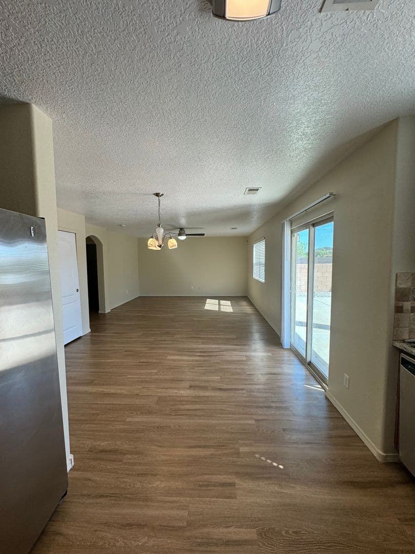 Los Lunas House: 670 Purple Aster Ave SW