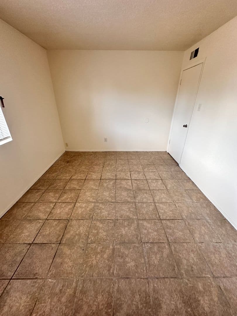 Albuquerque Apartment: 3800 Flora Vista Ave SW