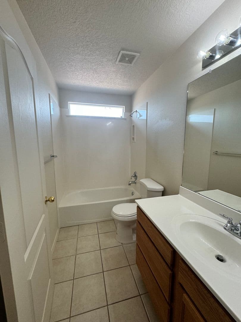Los Lunas House: 520 Rain Lily Road SW