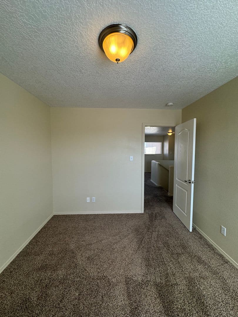 Los Lunas House: 670 Purple Aster Ave SW