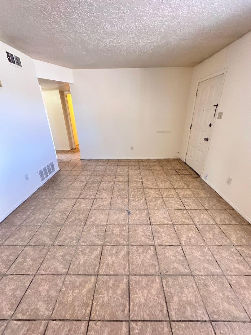Albuquerque Apartment: 3800 Flora Vista Ave SW