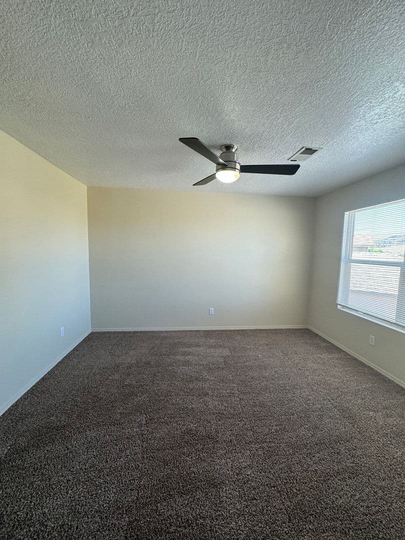 Los Lunas House: 670 Purple Aster Ave SW