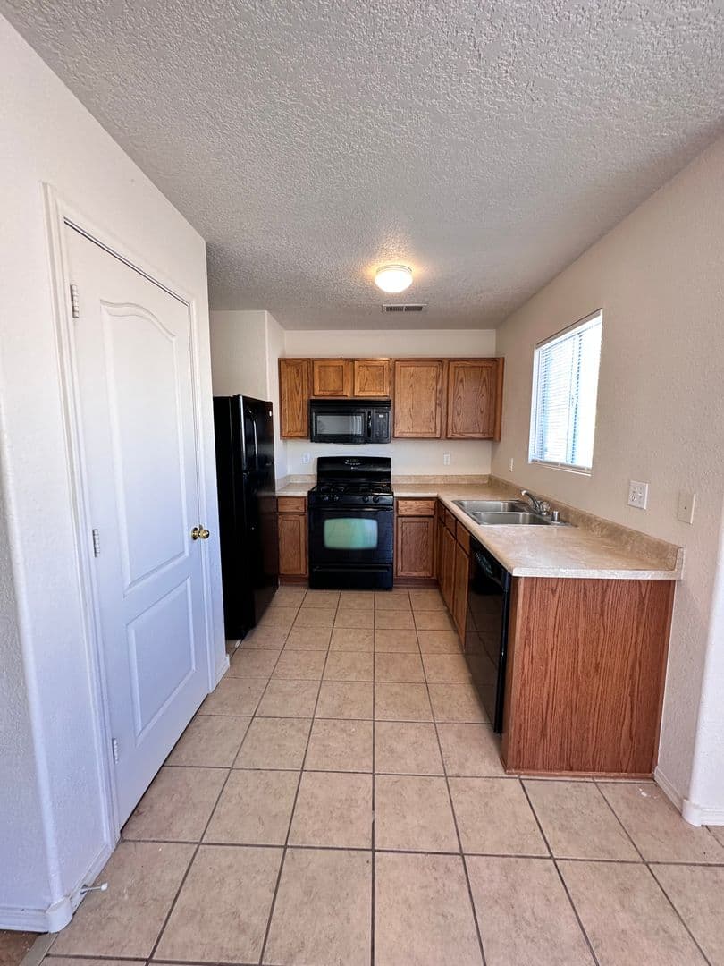 Los Lunas House: 720 Bear Grass Ave SW
