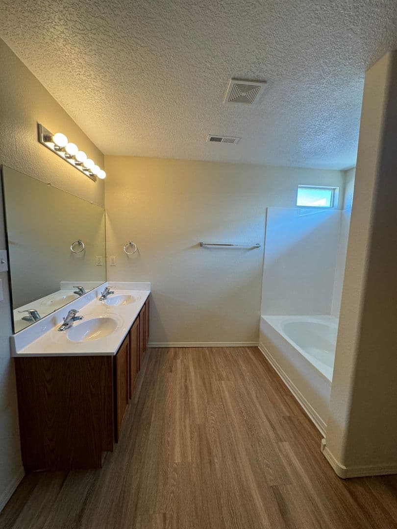 Los Lunas House: 750 Purple Aster Ave SW