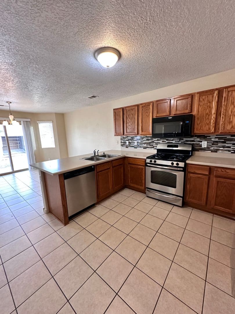 Los Lunas House: 790 Purple Aster Avenue SW