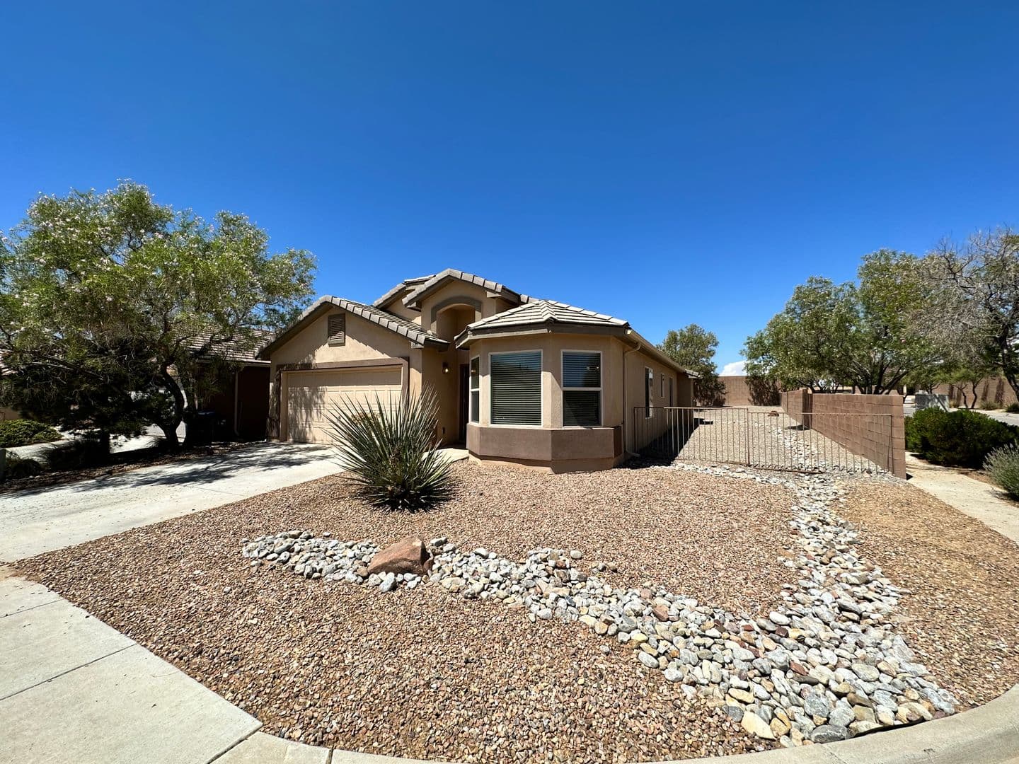 Los Lunas House: 841 Purple Aster SW