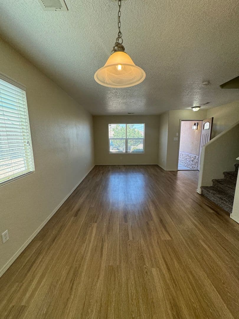 Los Lunas House: 670 Purple Aster Ave SW