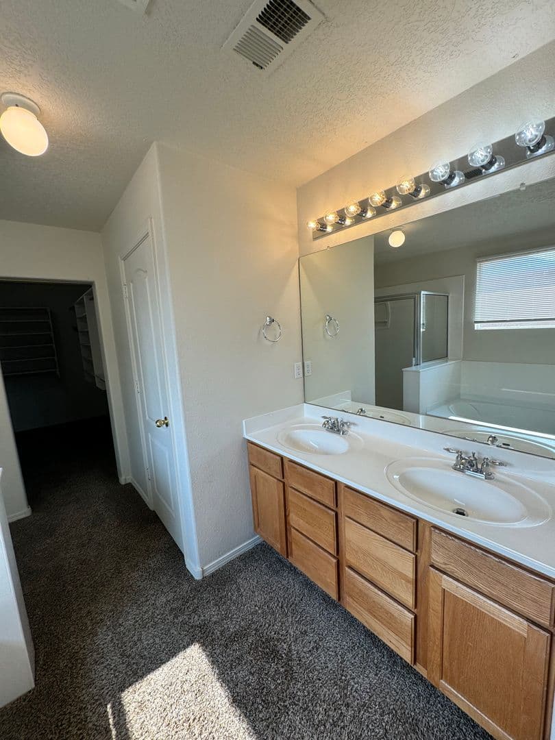 Los Lunas House: 520 Rain Lily Road SW