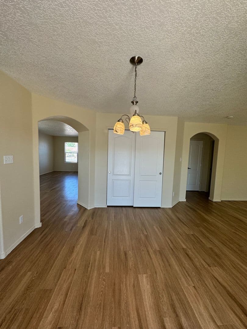 Los Lunas House: 670 Purple Aster Ave SW