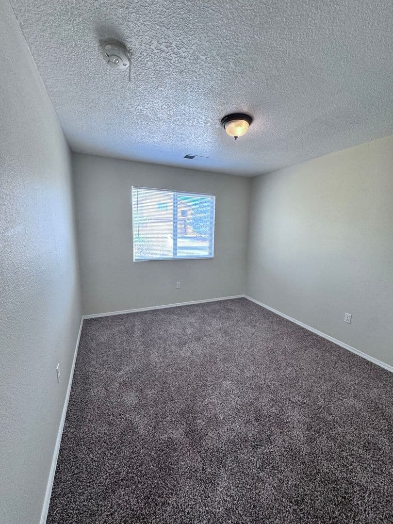 Los Lunas House: 671 Purple Aster Ave SW