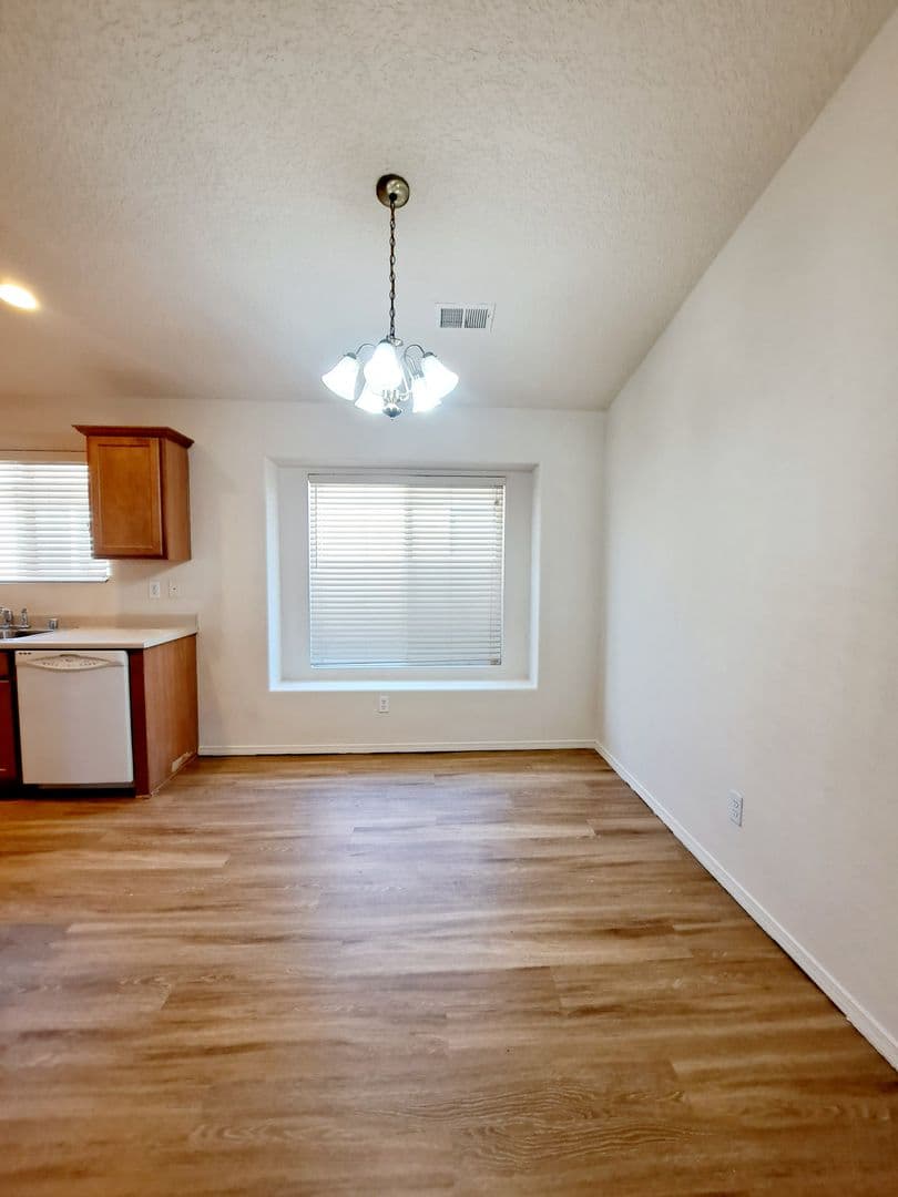 Los Lunas House: 750 Blue Sage Ave SW