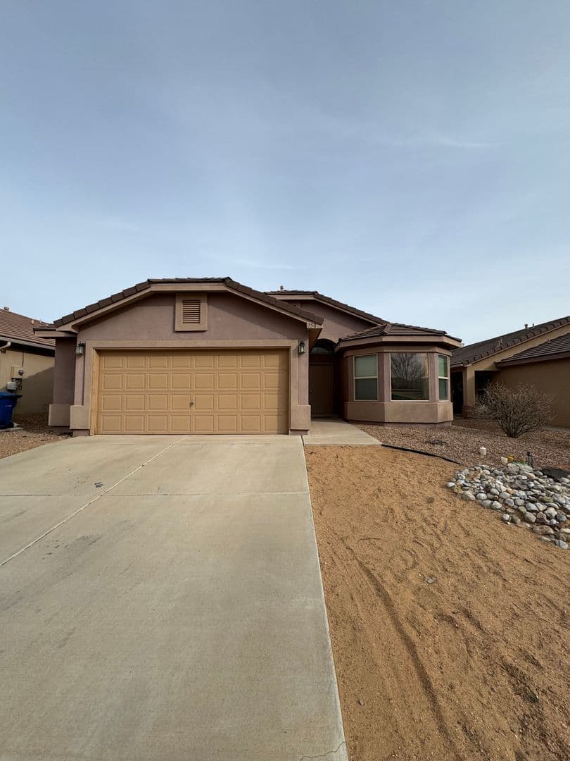 Los Lunas House: 750 Purple Aster Ave SW