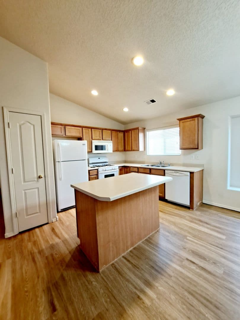 Los Lunas House: 750 Blue Sage Ave SW