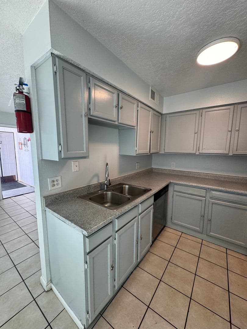Los Lunas Apartment: 250 Village Dr