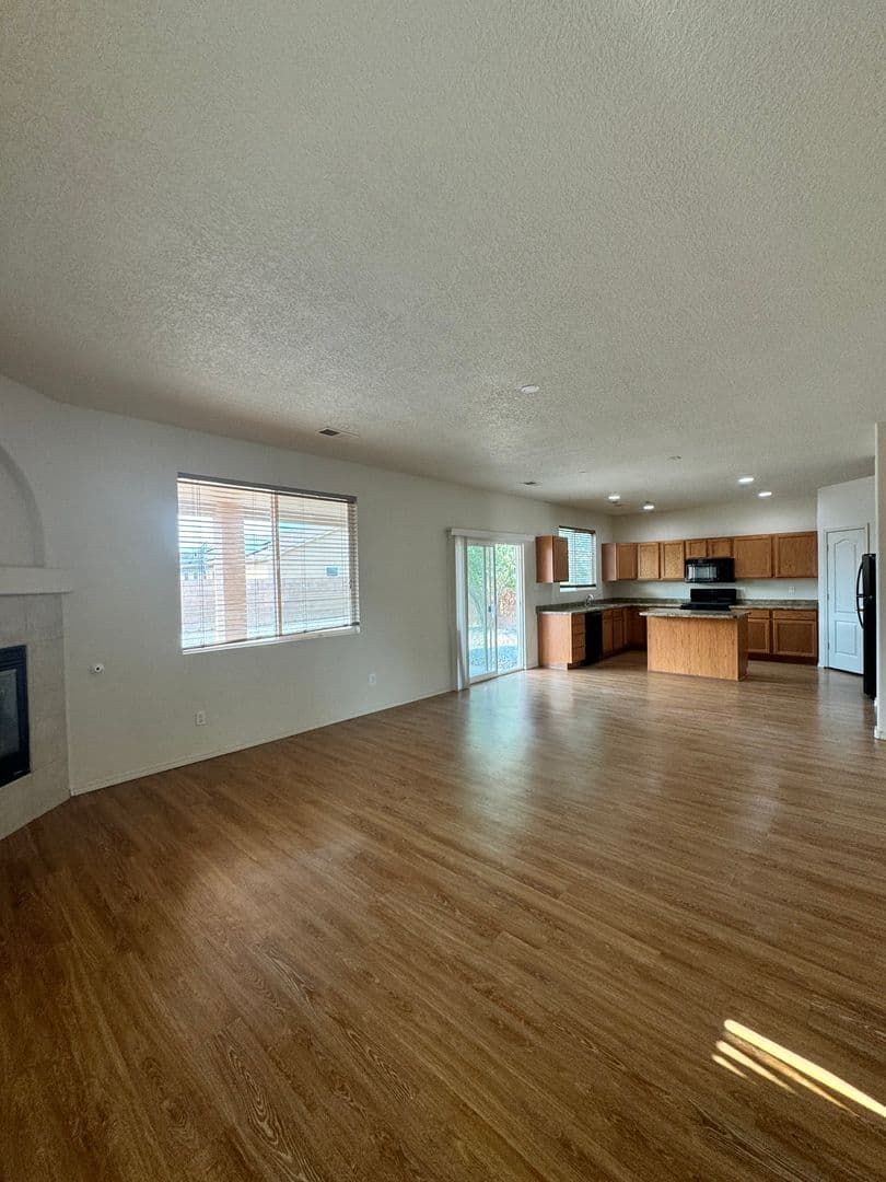 Los Lunas House: 520 Rain Lily Road SW