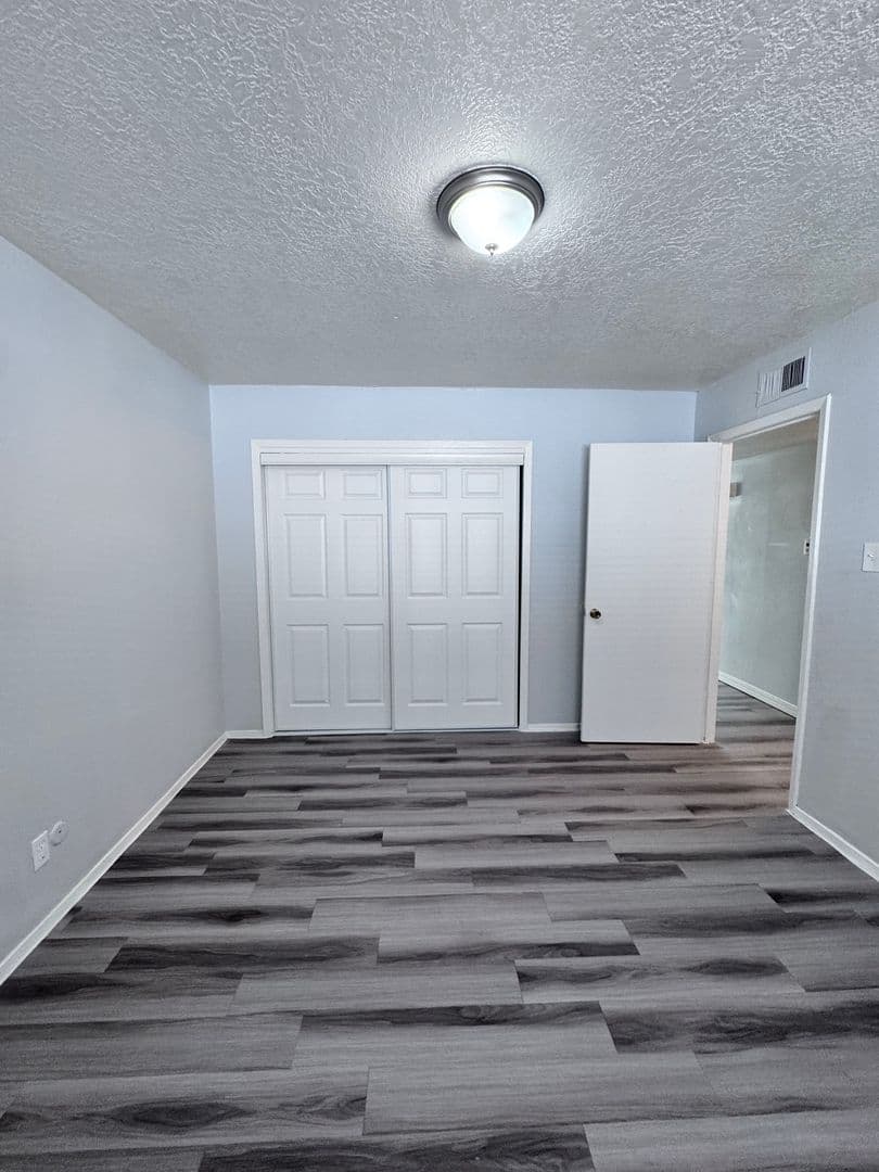 Los Lunas Apartment: 250 Village Dr