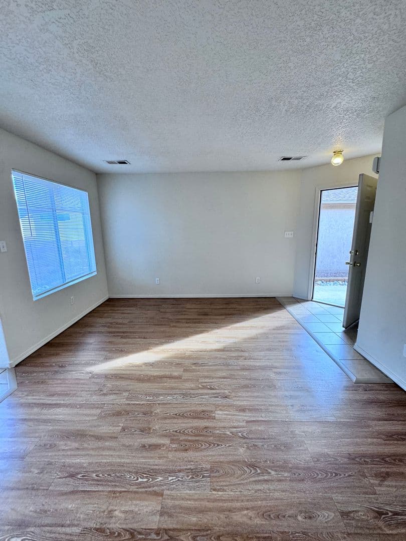 Los Lunas House: 720 Bear Grass Ave SW