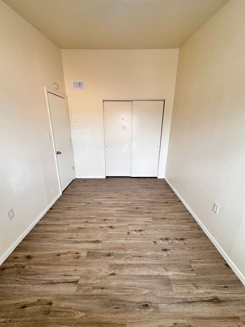 Albuquerque Apartment: 3800 Flora Vista Ave SW