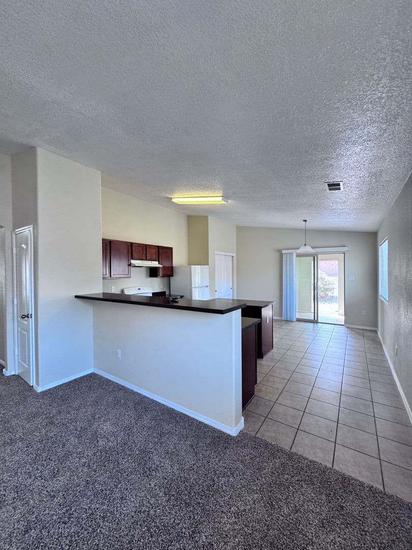 Los Lunas House: 671 Purple Aster Ave SW