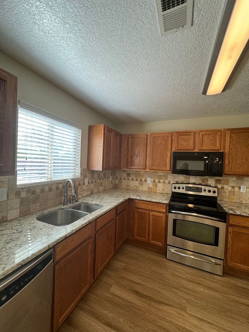 Los Lunas House: 670 Purple Aster Ave SW