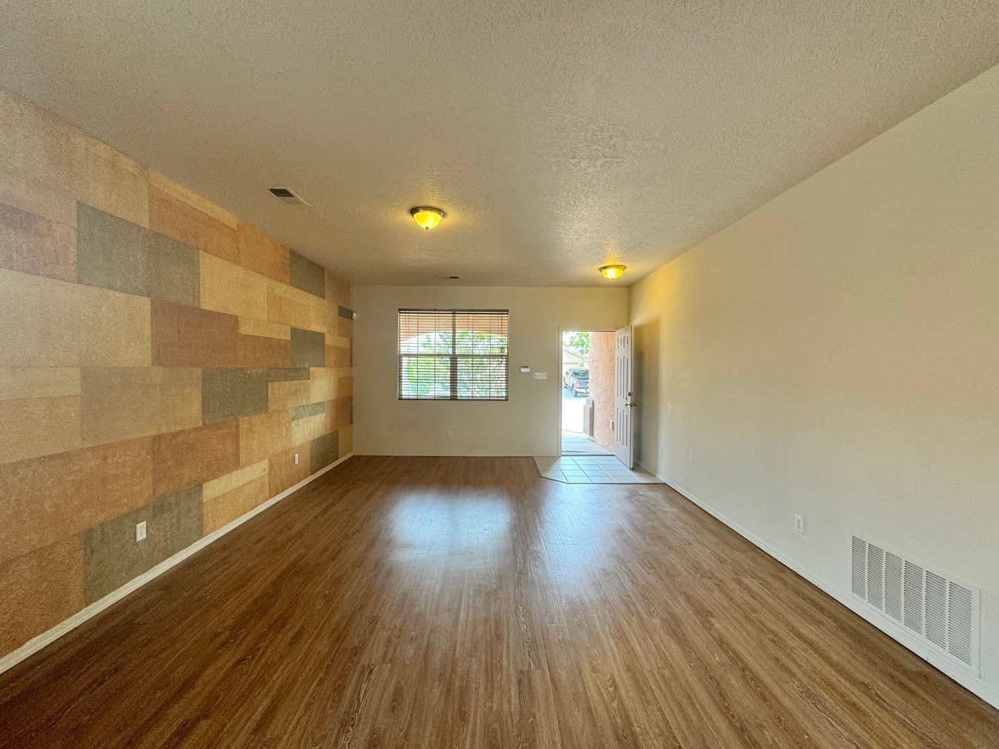 Los Lunas House: 520 Rain Lily Road SW