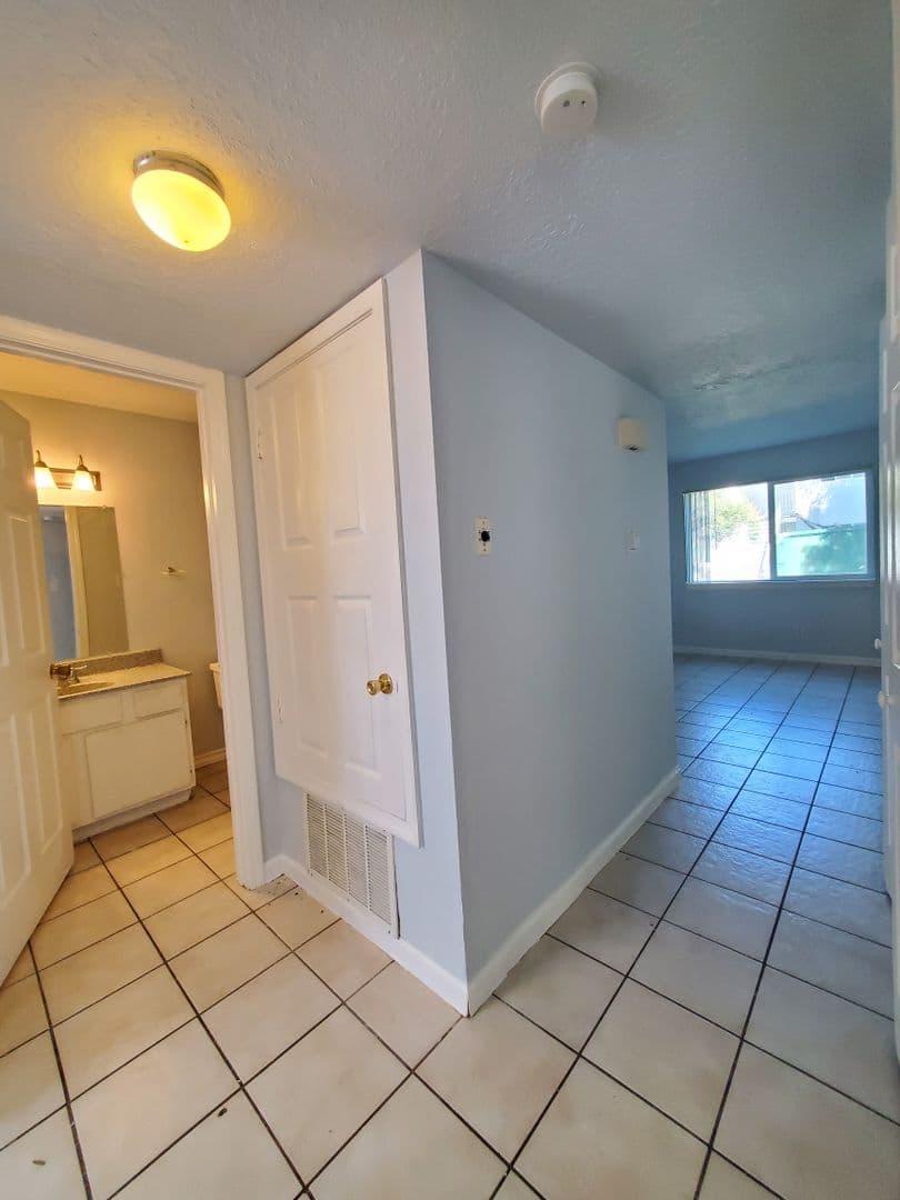 Los Lunas Apartment: 250 Village Drive