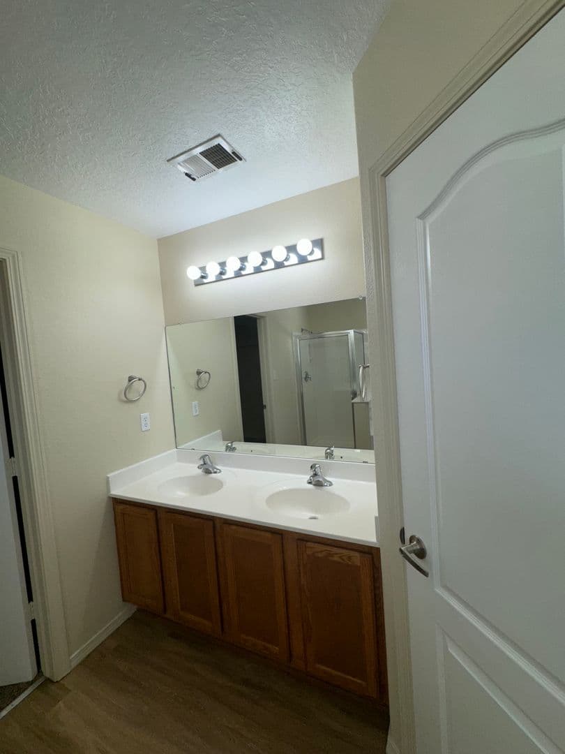 Los Lunas House: 670 Purple Aster Ave SW