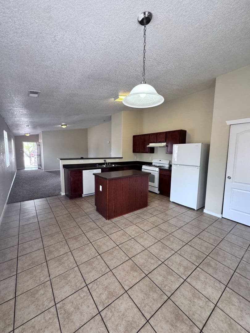Los Lunas House: 671 Purple Aster Ave SW