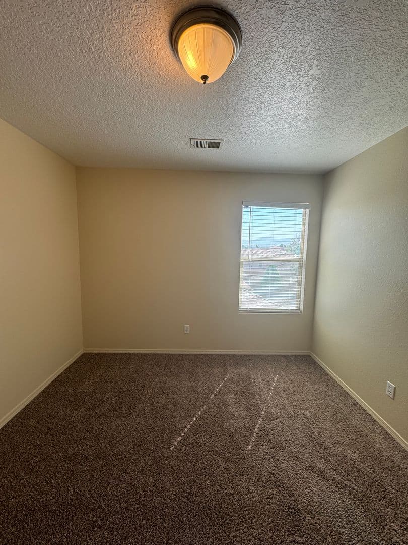 Los Lunas House: 670 Purple Aster Ave SW