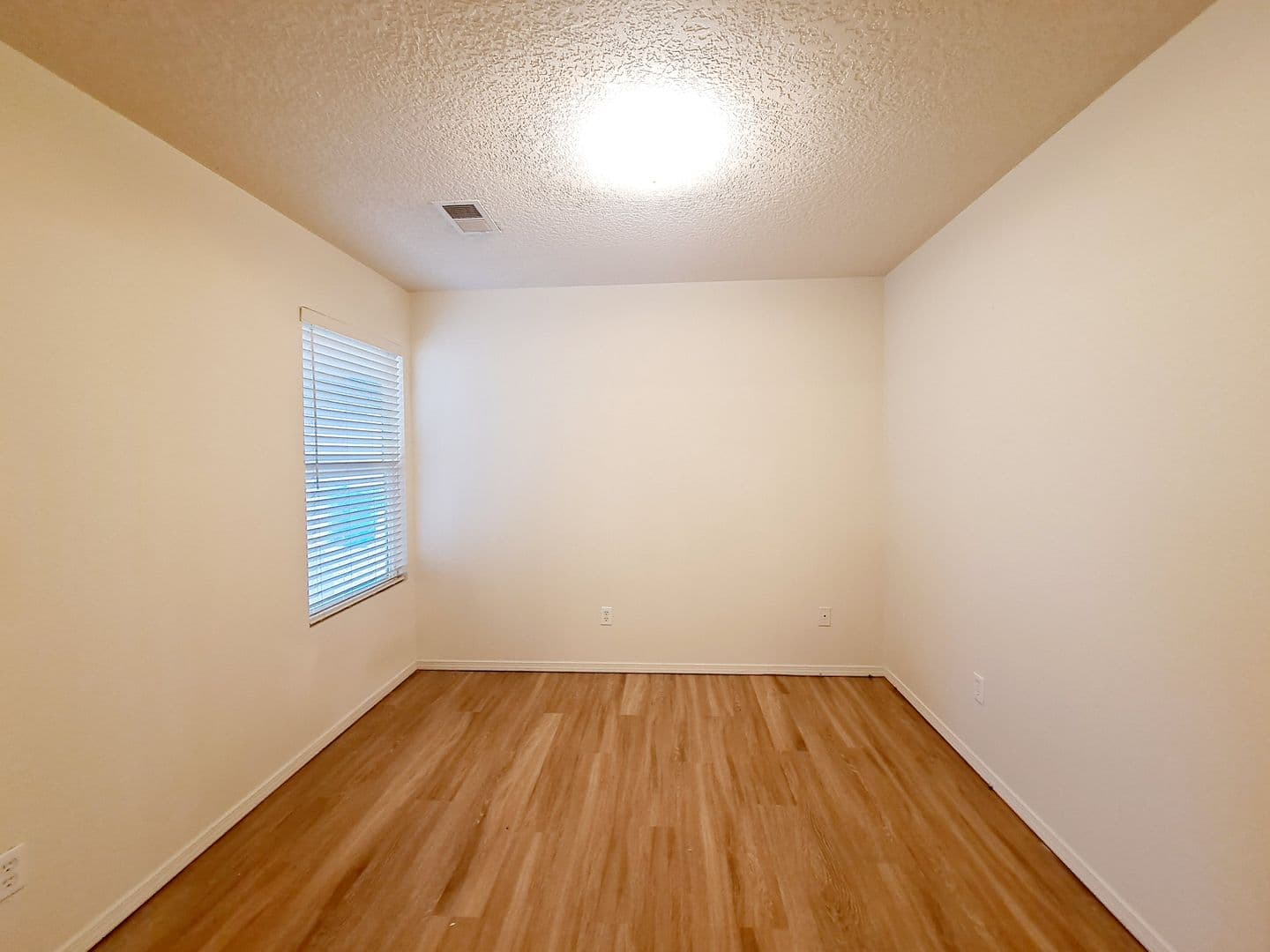 Los Lunas House: 750 Blue Sage Ave SW