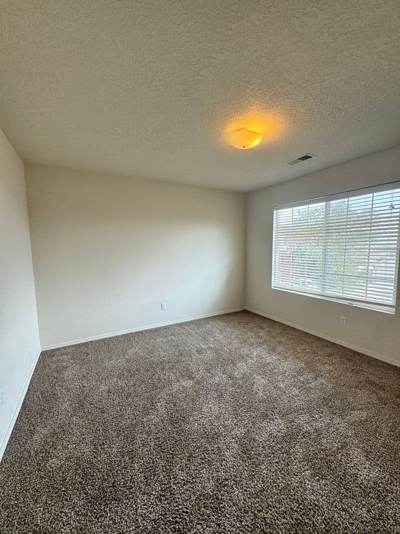 Los Lunas House: 520 Rain Lily Road SW