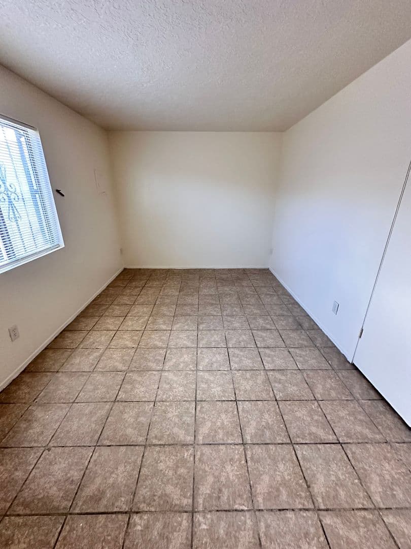 Albuquerque Apartment: 3800 Flora Vista Ave SW